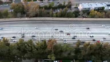 加快洛杉矶高速公路/高速公路/郊区的航空视野-剪辑1
